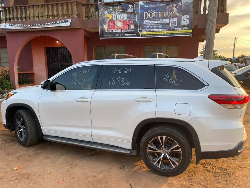 Thumbnail 4 of 2017 Toyota Highlander